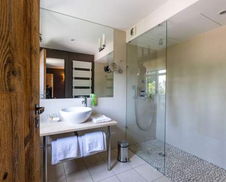 <span><span><span>Badezimmer Auberge de L’Illwald, Hotel-Restaurant in Sélestat, Elsass</span></span></span>
