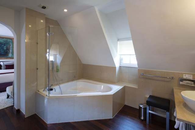 Salle de bain chambre n° 6 Hôtel &amp; Auberge de l'Illwald à Sélestat, Alsace