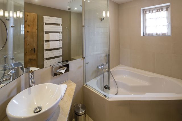 Salle de bain chambre n° 5 Hôtel &amp; Auberge de l'Illwald à Sélestat, Alsace